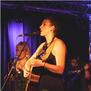 Musiklehrerin, Sängerin, Multiinstrumentalistin aus Berlin 
Präsenz- und Onlineunterricht 
Bachelor of Arts in Musikproduktion